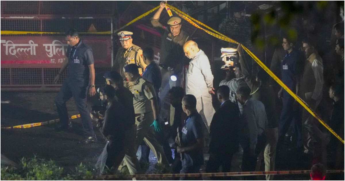 দিল্লিতে সোমবার সন্ধ্যায় হওয়া বিস্ফোরণস্থল পরিদর্শনে ভারতের স্বরাষ্ট্রমন্ত্রী অমিত শাহ। ছবি: পিটিআই